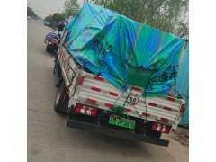 一臺600KW柴油發電機組到貨浙江工地叉車卸貨